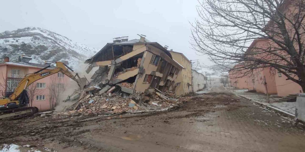 Pülümür’de, Ağır Hasarlı Konutların Yıkımına Başlandı