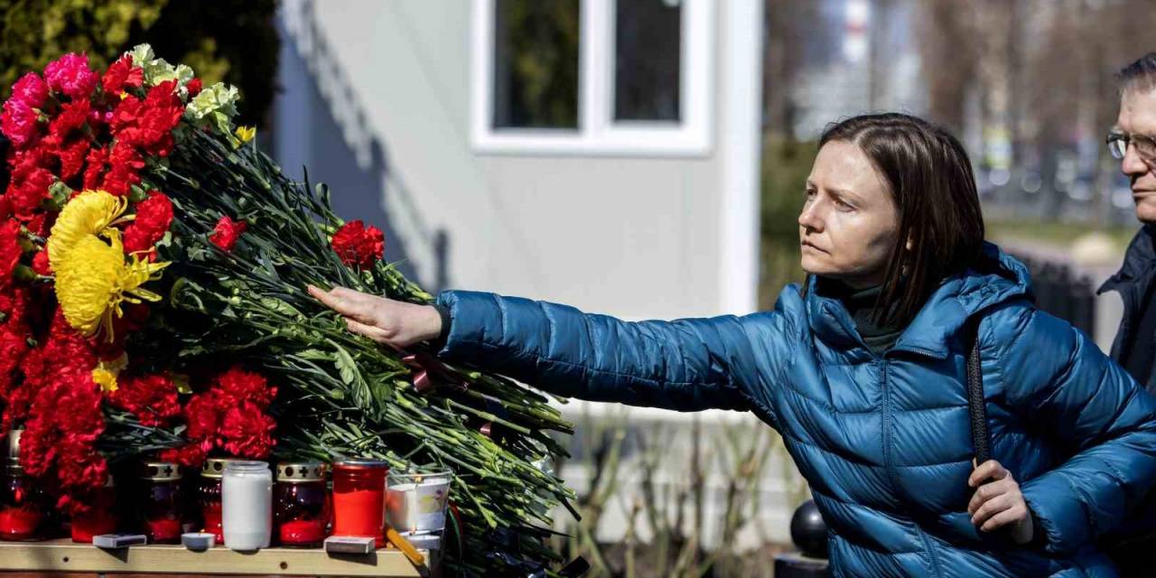 Rusya’daki Konser Saldırısında Ölenler Çiçeklerle Anılıyor