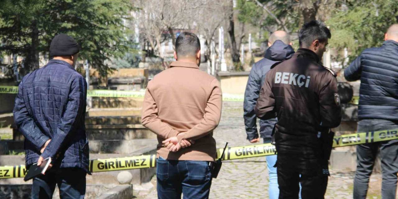 Mezarlıkta 4 Aylık Cenin Bulundu