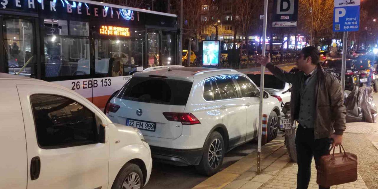 Otobüs Durağını İşgal Eden Araçlar Vatandaşların Tepkisini Topladı