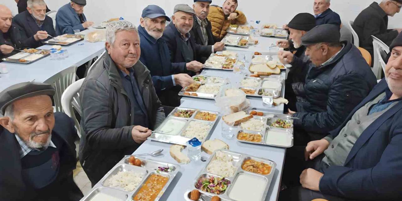 Karaören’de 2005 Yılında Başlatan Toplu İftar Geleneği Sürüyor