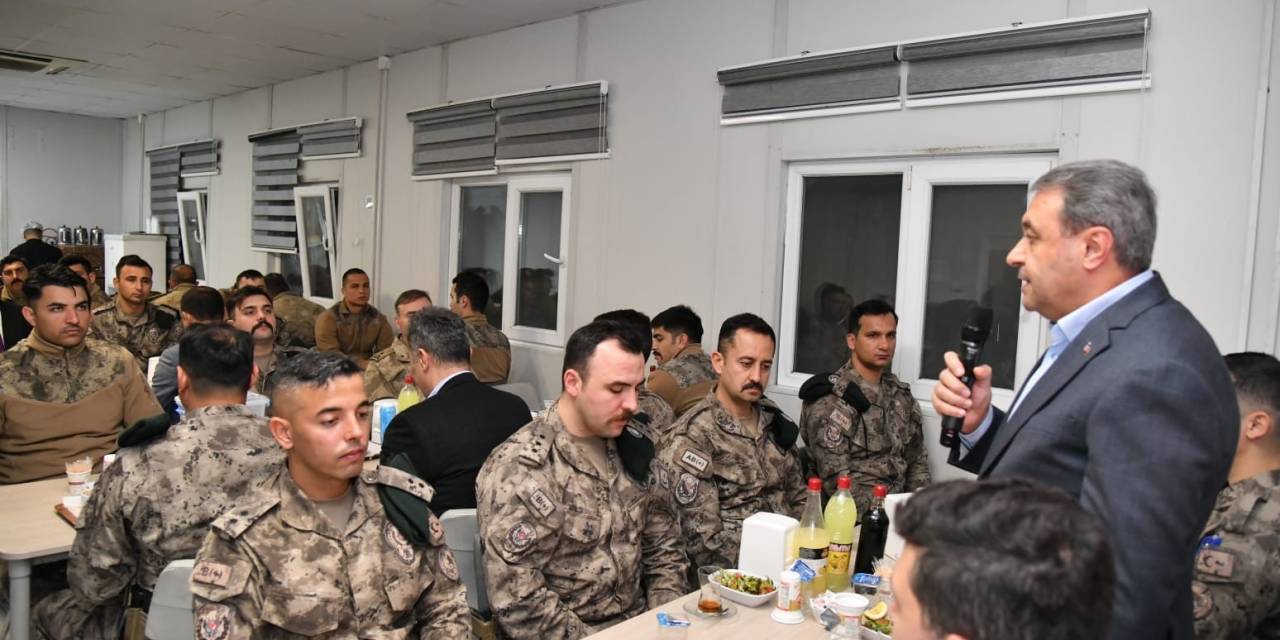 Suriye’nin Kuzeyindeki Türk Güvenlik Güçleri İftarda Bir Araya Geldi