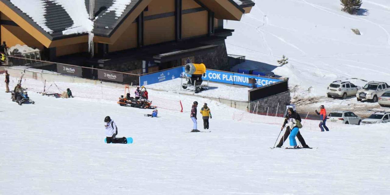 Kartalkaya’da Kayak Sezonu Kapandı: Son Günde Kayağın Tadını Çıkardılar