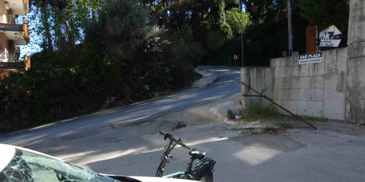 Park Halindeki Otomobile Elektrikli Bisikletle Çarpan Çocuk Ağır Yaralandı