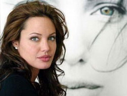 Angelina'nın boynunda tuhaf izler