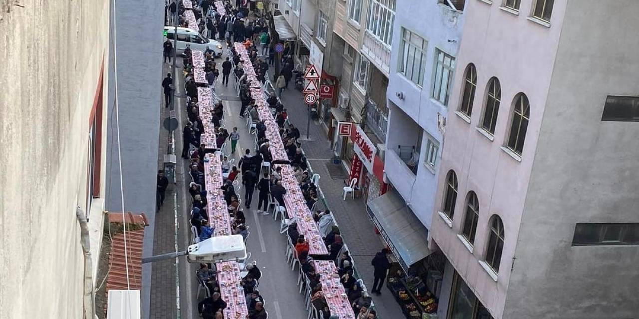 Mahalle Gençleri Bin Kişilik İftar Verdi