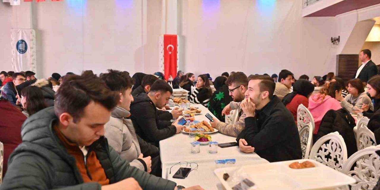 Belediye İftar Sofrası Her Gün Bin 100 Kişiyi Ağırlıyor