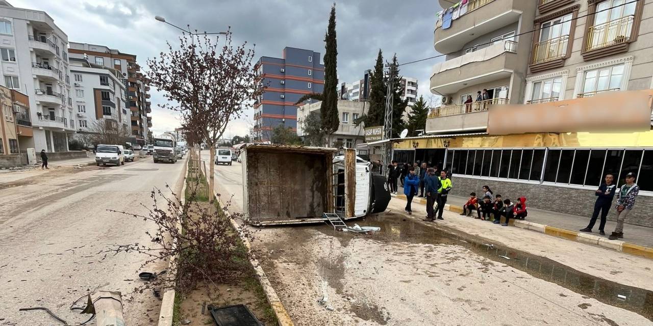 Ehliyetsiz Sürücünün Kullandığı Kamyonet Devrildi