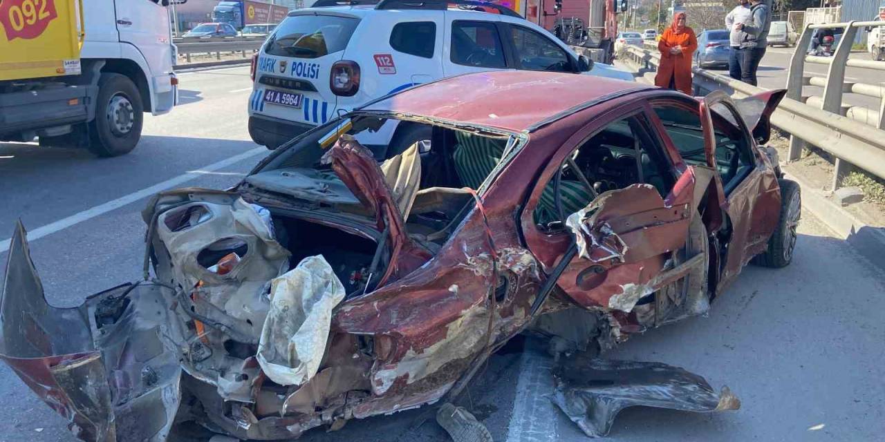 Dingili Kopan Araçtan Yola Fırladı, Başka Bir Otomobil Üzerinden Geçti