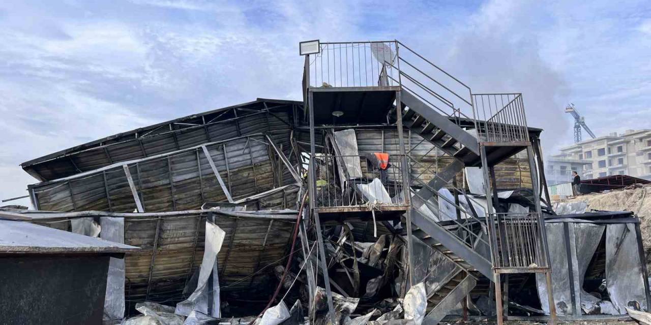 Arnavutköy’de İnşaat İşçilerinin Kaldığı 2 Katlı Konteyner Alev Alev Yandı