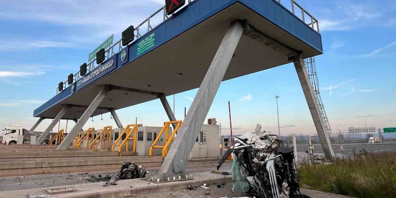 Gişeye Çarpıp Taklalar Atan Otomobilin Motoru Fırladı: 1 Ağır Yaralı