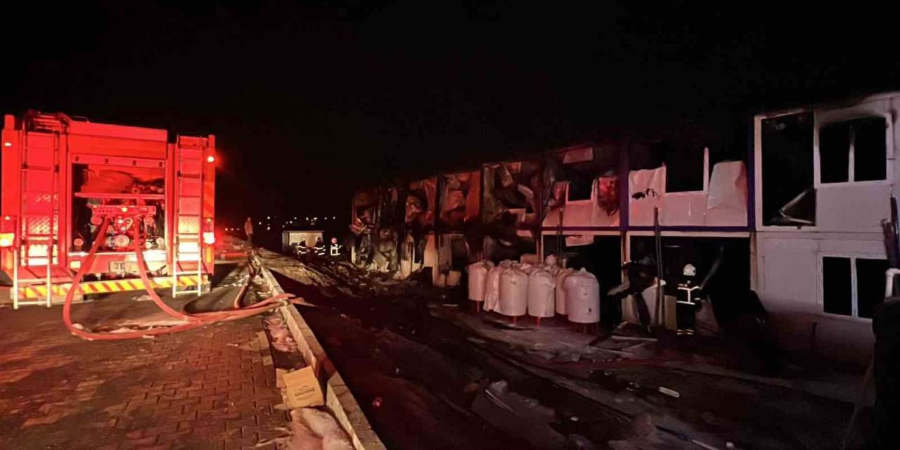 Kahramanmaraş’ta 400 İşçinin Kaldığı Konteynerdeki Yangın Söndürüldü