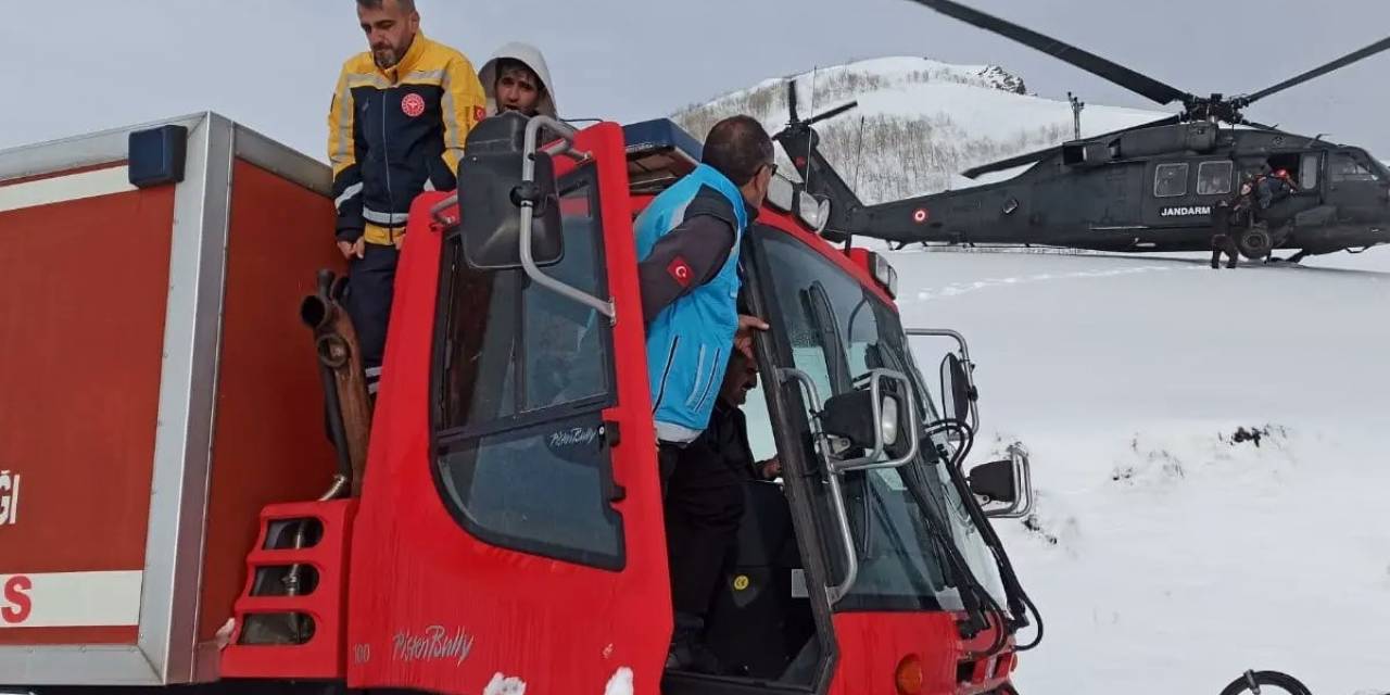Bingöl’de Tipide Dağlık Alanda Mahsur Kalan Avcılar Helikopterle Kurtarıldı
