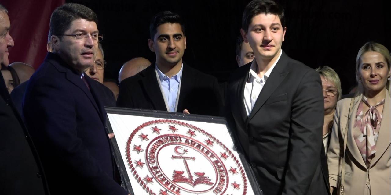 Bakan Tunç’a Adalet Bakanlığı Logosu Hediye Edildi