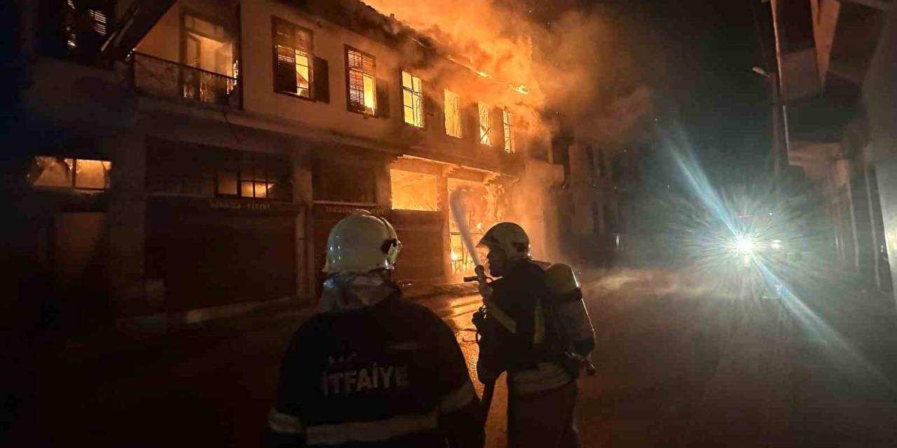 2 Katlı Hasarlı Bina Alevlere Teslim Oldu