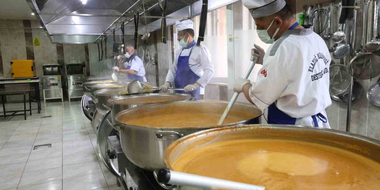 Elazığ’da Dev Kazanlar, İftar Sofraları İçin Kaynıyor