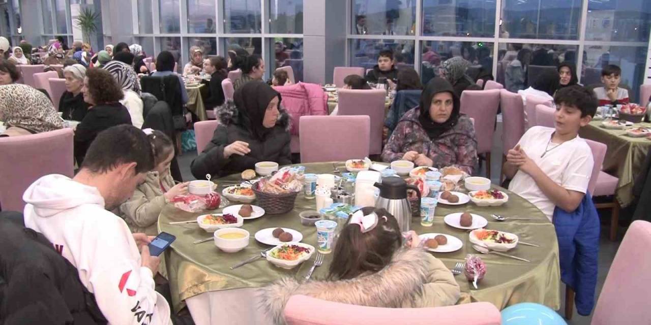 Yetim Çocuklar, Tuzla’da Düzenlenen İftar Programında Bir Araya Geldi