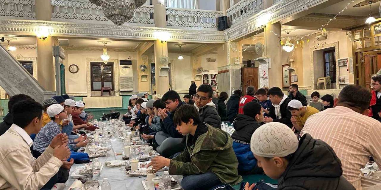 Çocuklar Oruçlarını Camide Açtı