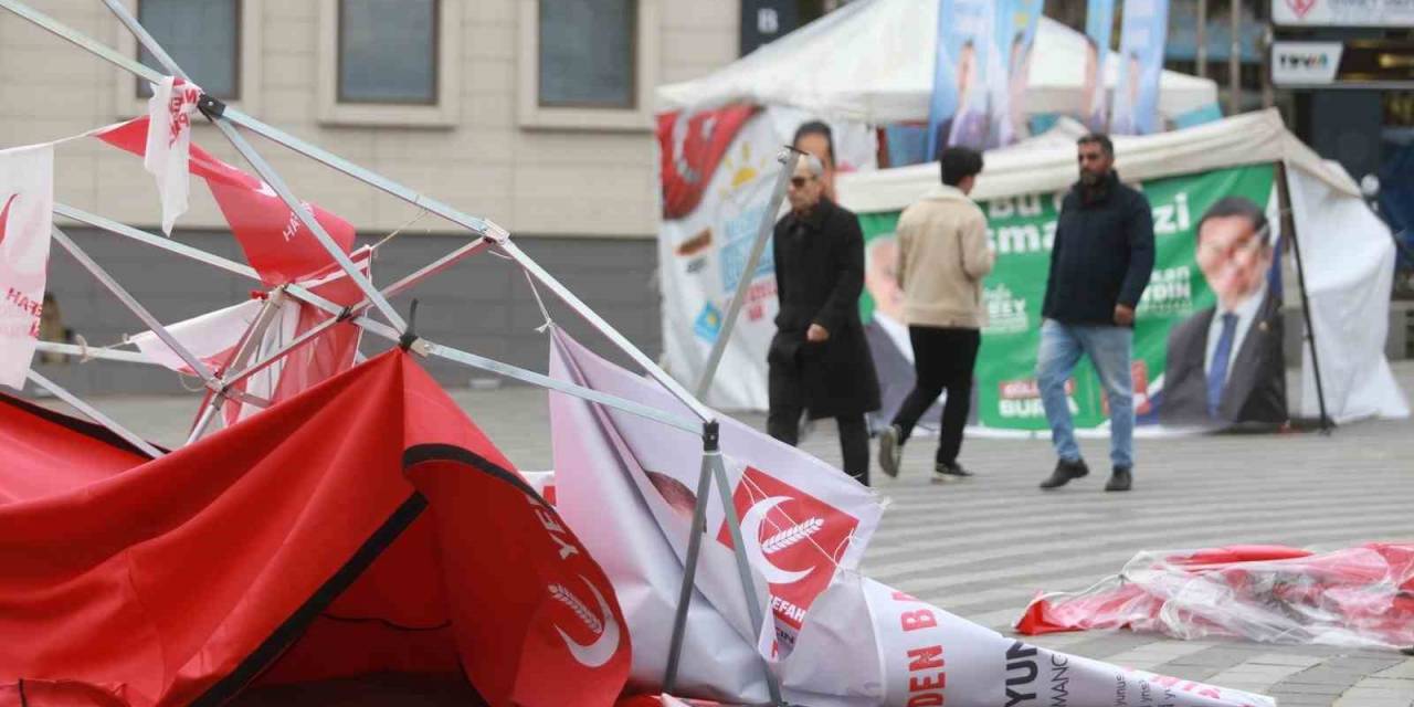 Bursa’da Etkili Olan Fırtına Parti Stantlarını Yerle Bir Etti