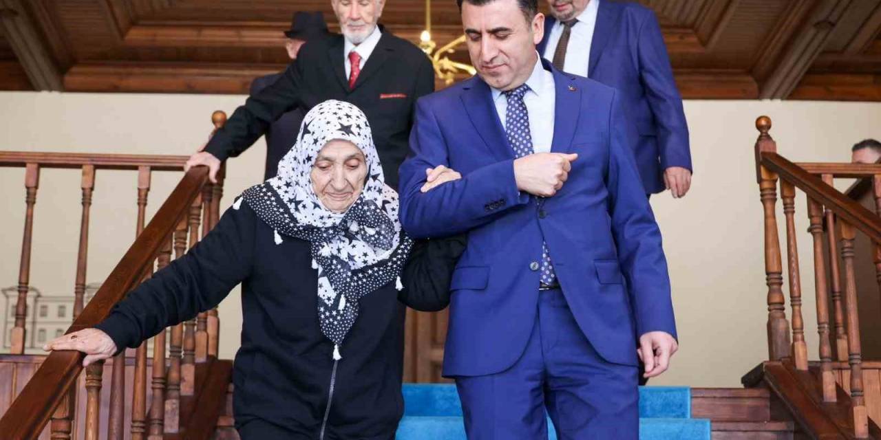 Huzurevi Sakinlerini Makamında Ağırladı