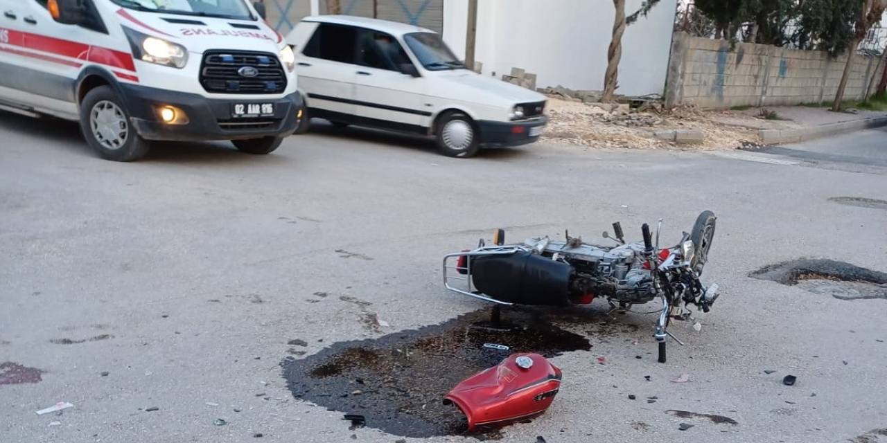 Motosikletle Otomobil Çarpıştı: 1’i Ağır 2 Yaralı