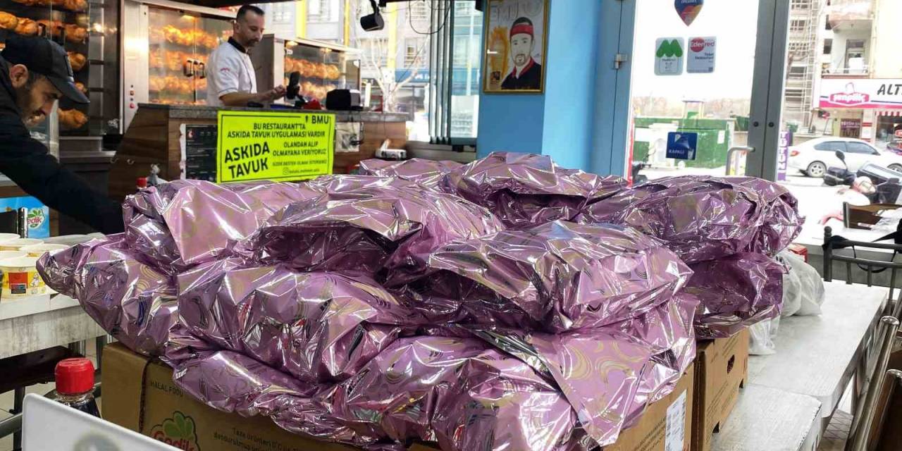 ‘Askıda Tavuk’ İle Ailelere İftarlık Hazırlıyor