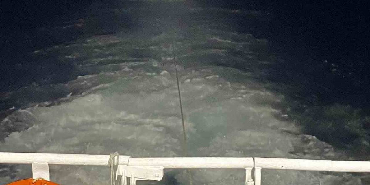 Yeşilköy Açıklarında Makine Arızası Yapan Tekne Sürüklendi, 3 Kişi Kurtarıldı