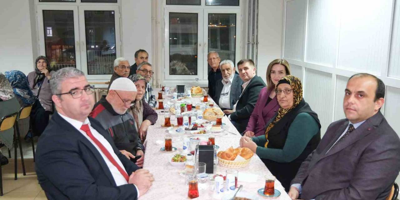 Vali Sarıibrahim, İftarını Huzurevi Sakinleri İle Birlikte Açtı
