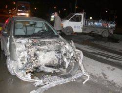 Tüp Gaz Taşıyan Kamyonetle Otomobil Çarpıştı