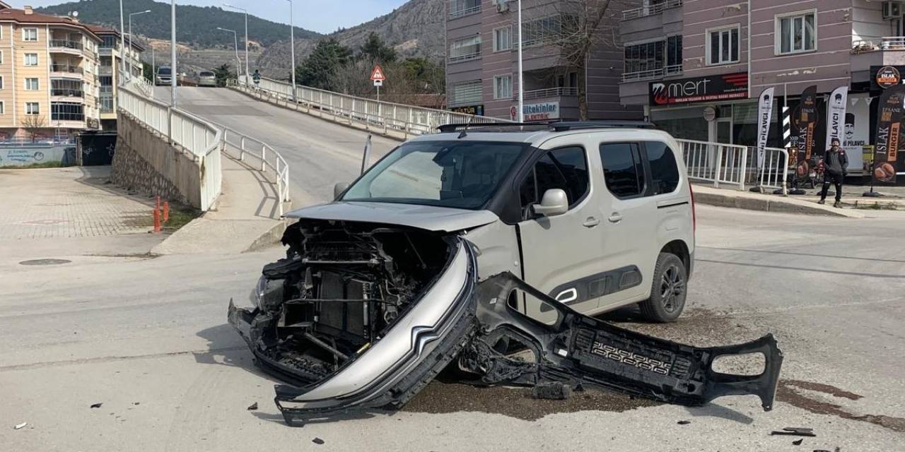 Otomobille Hafif Ticari Araç Kavşakta Çarpıştı: Kaza Anı Kamerada