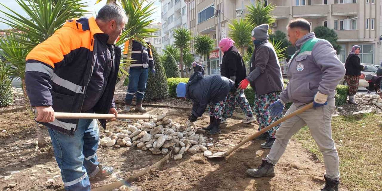 Burhaniye’de Belediye Ekipleri Bahar Mesaisine Başladı