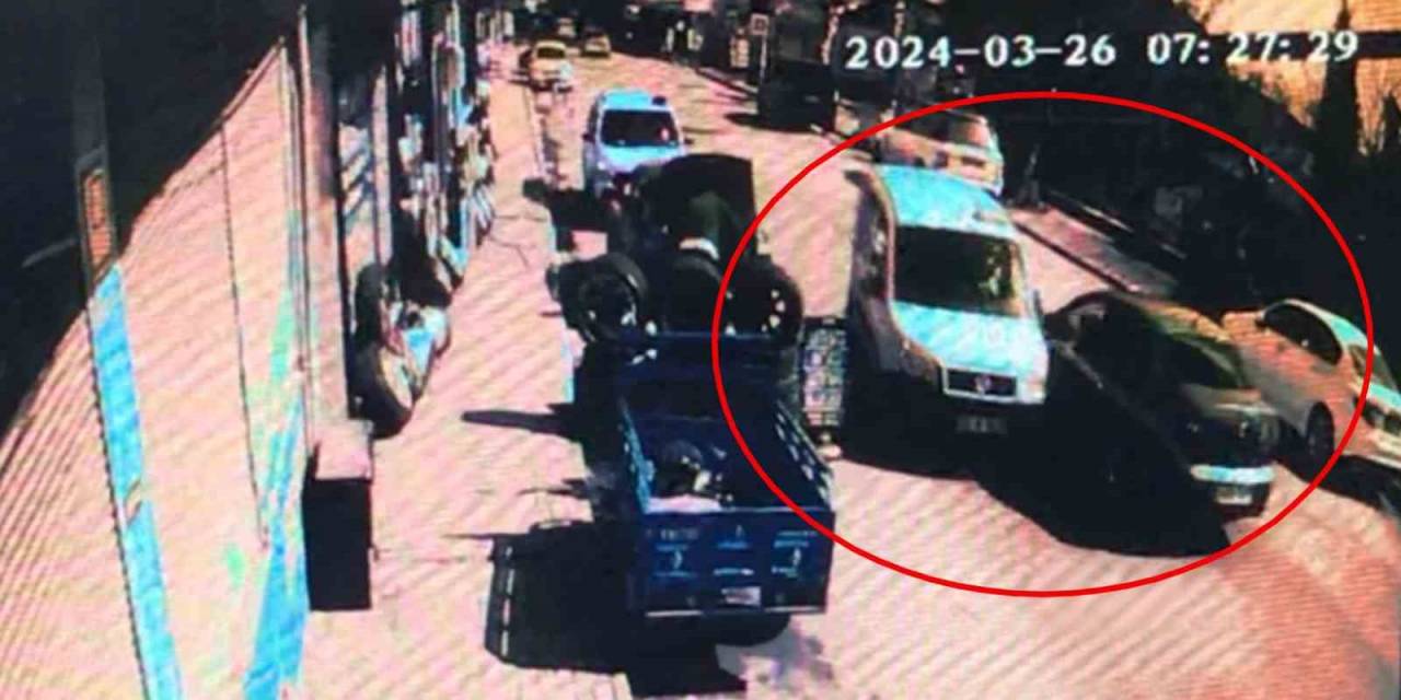 Dolmuş İle Otomobilin Çarpıştığı Kaza Kamerada: 5 Yaralı