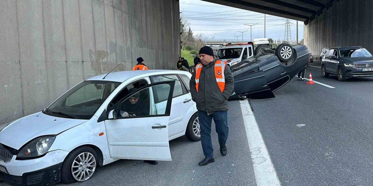 Tem Otoyolu’nda İki Otomobile Çarpan Araç Takla Attı