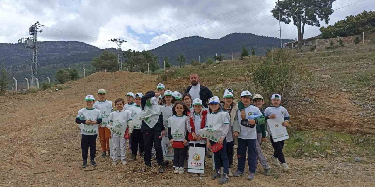 Minikler ’orman Haftası’nı Ağaç Dikerek Kutladı