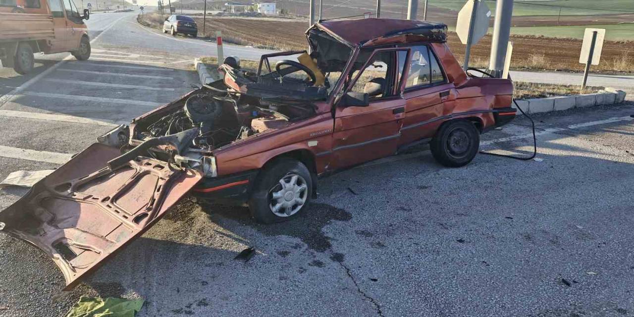 Çorum’da Otomobil İle Kamyon Çarpıştı, Sürücü Hayatını Kaybetti
