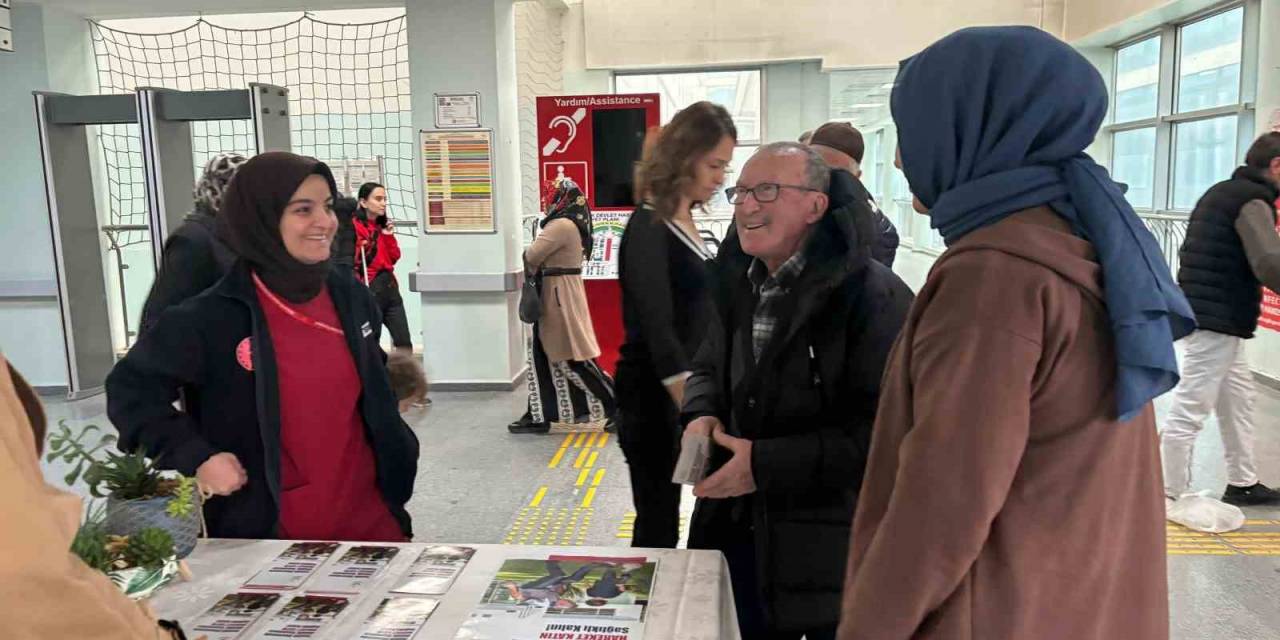 Geriontologlar Bilgilendirme Standı Açtı