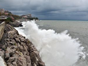 Karadeniz’de Dalgalar Gemileri Beşik Gibi Salladı