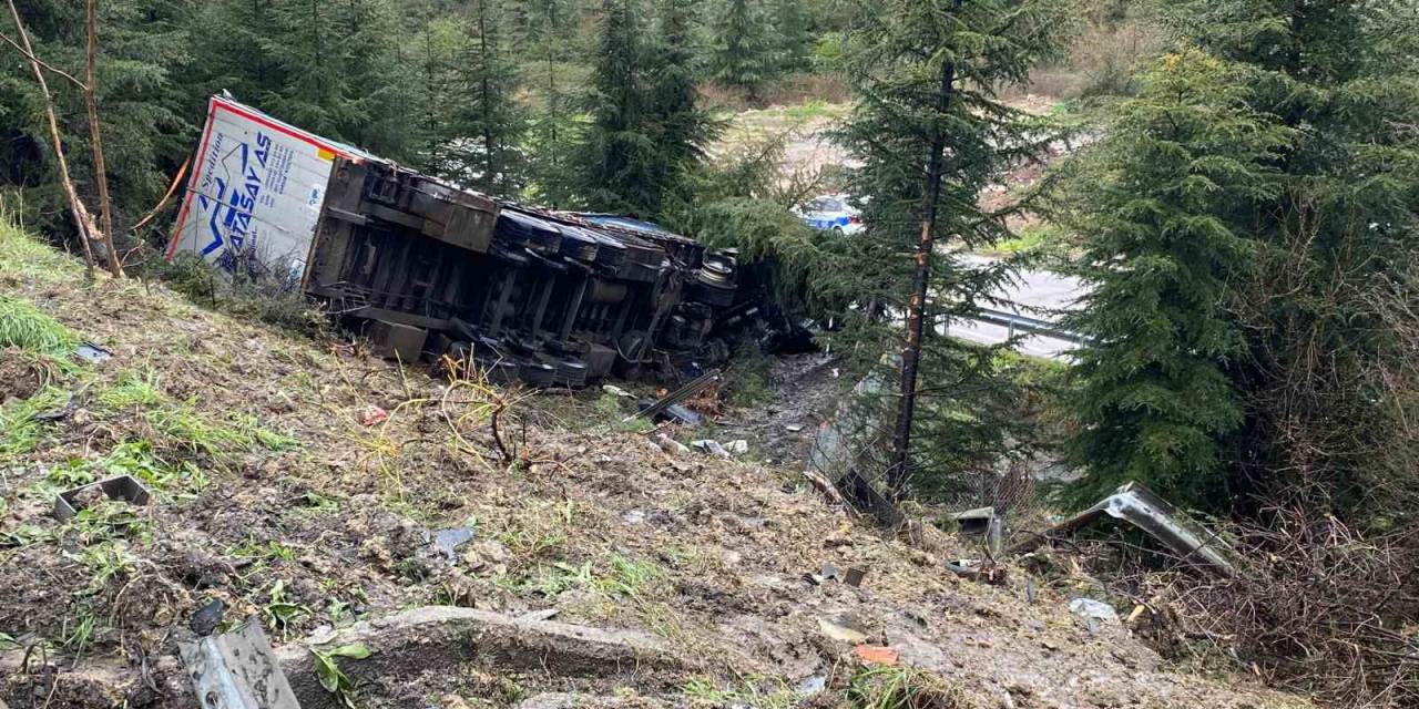 Kayganlaşan Yolda Bariyerlere Çarpan Tır Ağaçlık Alana Uçtu: 1 Ölü