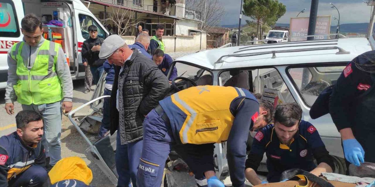 Selendi’de Kepçe İle Otomobil Çarpıştı: 2 Yaralı