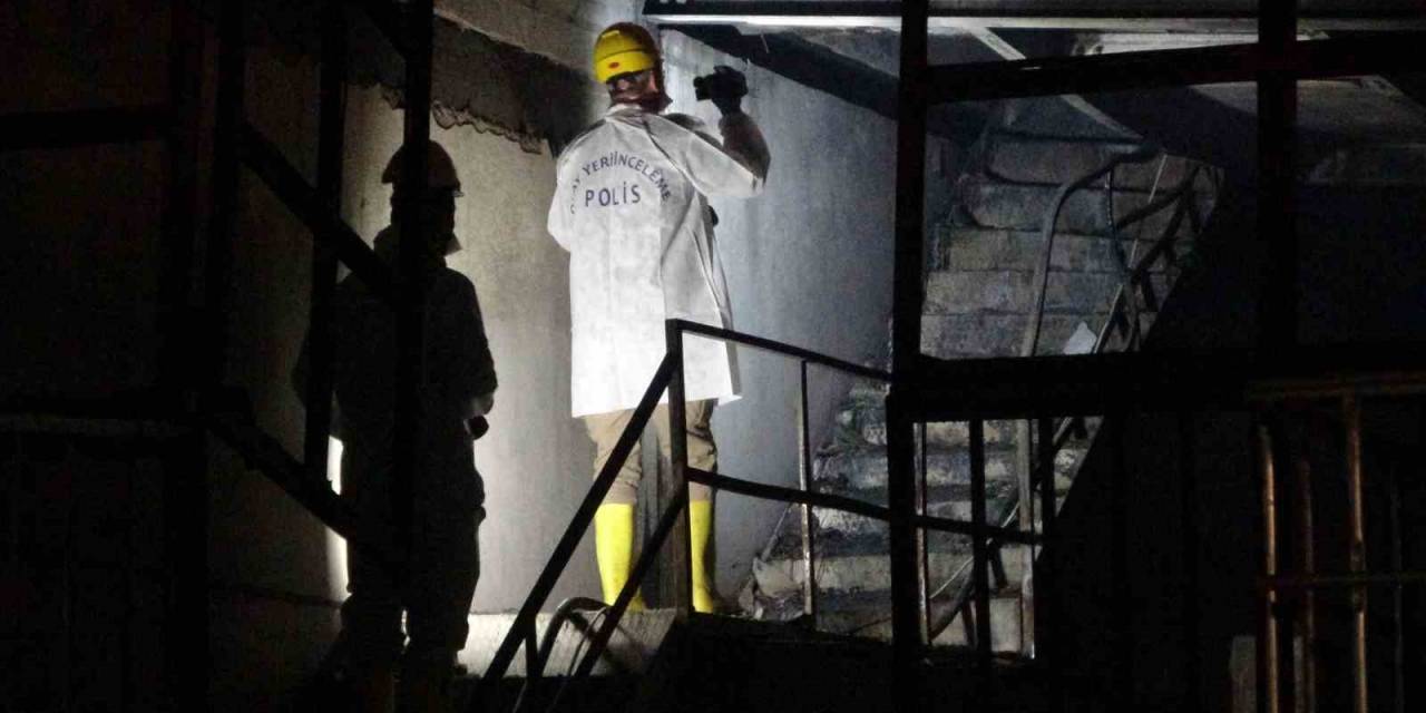 Geri Dönüşüm Deposu Ve 5 İş Yerinin Küle Döndüğü Yangında 1 Kişi Öldü