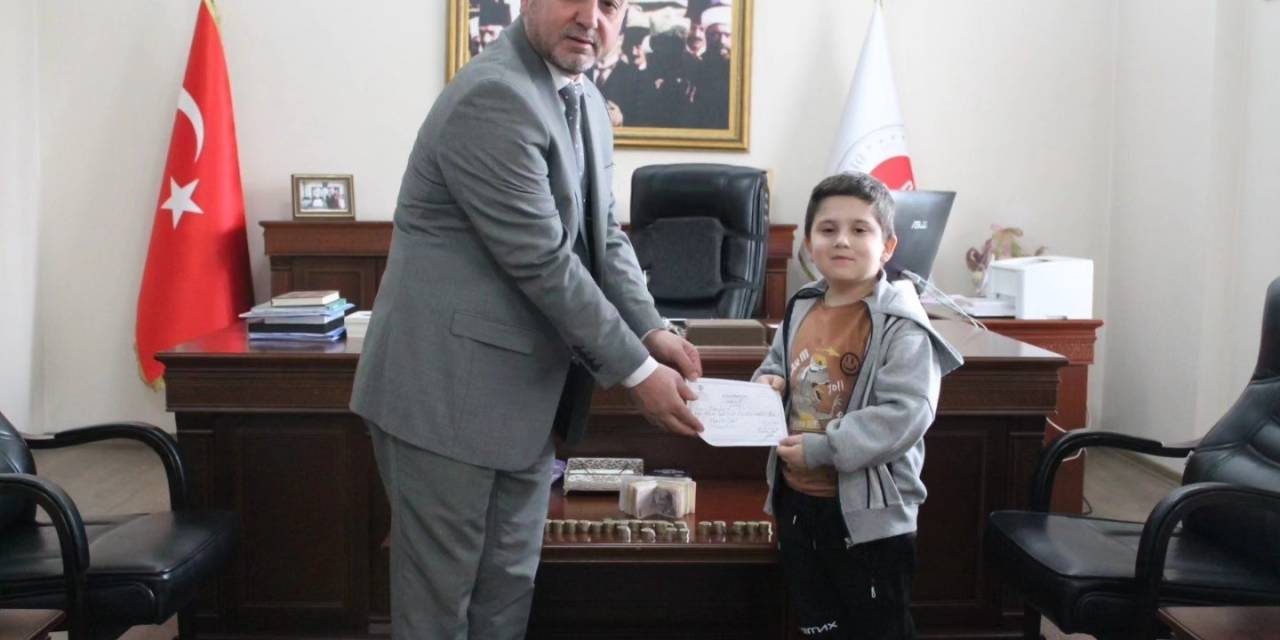 Kumbarasında Biriktirdiği Parayı Bağışladı