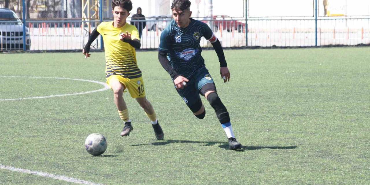 Kayseri U17 Ligi: Kocasinan Şimşekspor: 0 - Talasgücü Belediyespor:4