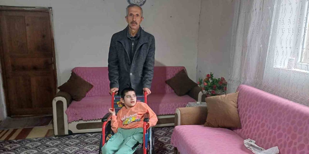 Malazgirtli Muhtardan Tekerlekli Sandalye Desteği