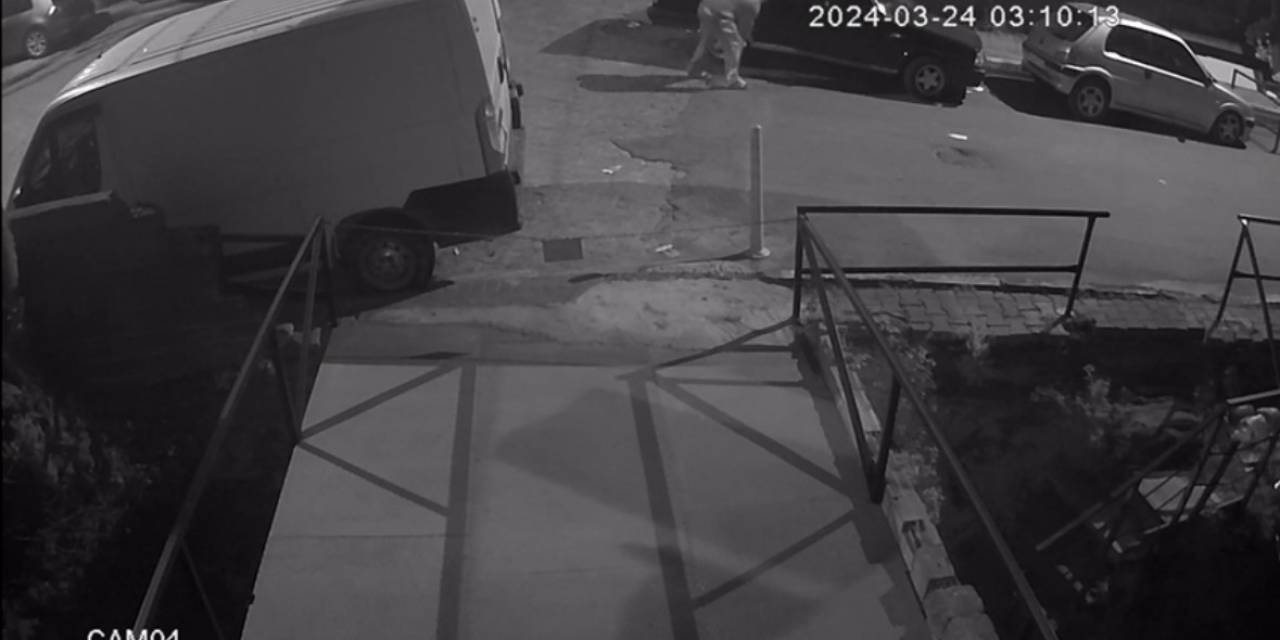 Beyoğlu’nda Akıl Almaz Olay Kamerada: Araçların Lastiklerini Bıçakla Patlattı