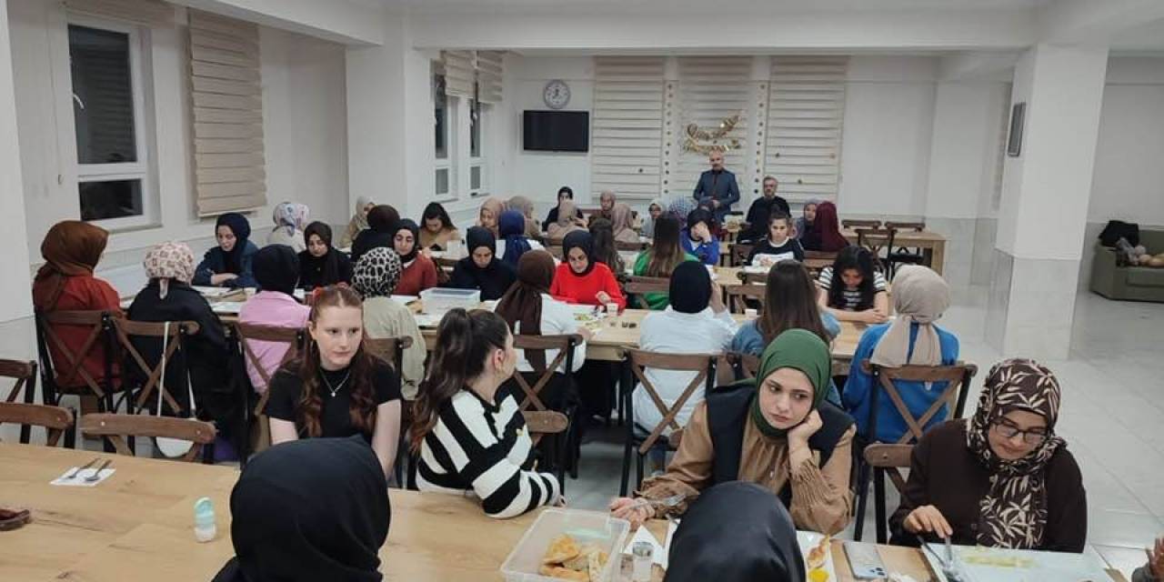 Gediz’de Hafız Kızlar İle Üniversite Okuyan Kız Öğrenciler İftarda Bir Bir Araya Geldi