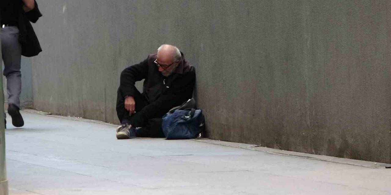 Taksim’de Aynı Yerde 2. Kez Yakalanan Dilencinin Çorabından 880 Tl Çıktı