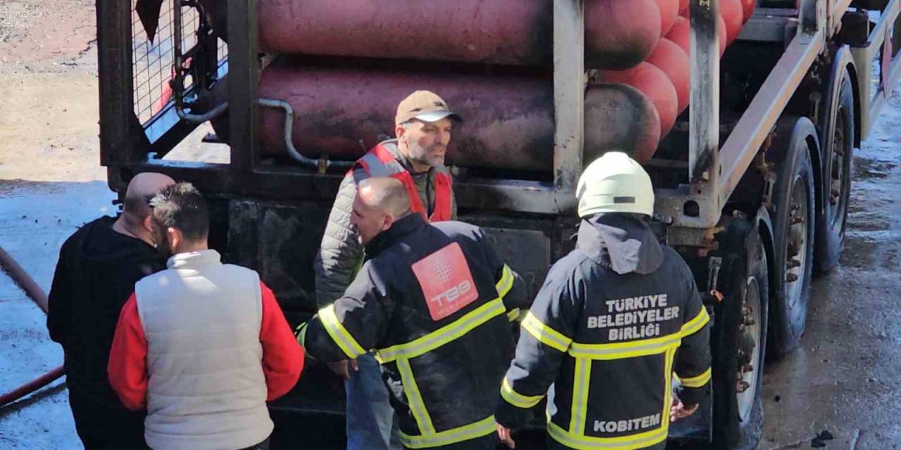 Doğalgaz Tüpleri Taşıyan Dorsede Yangın Çıktı, Facianın Eşiğinden Dönüldü