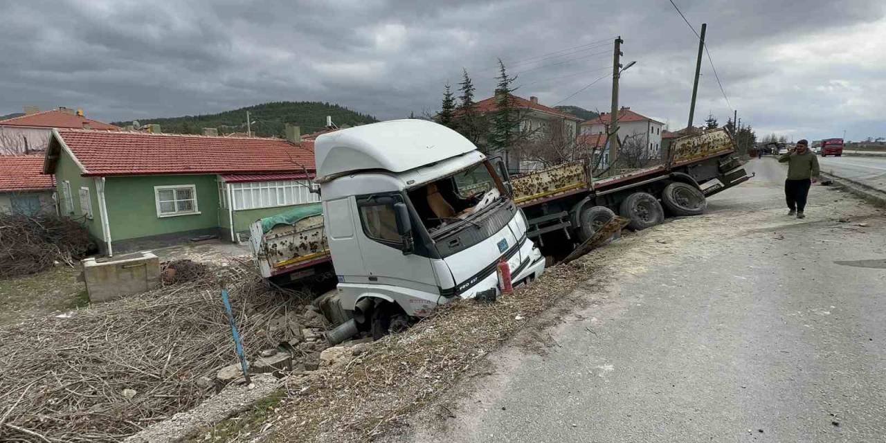 Tırın Çarptığı Traktörün 2 Tekerleği Koptu