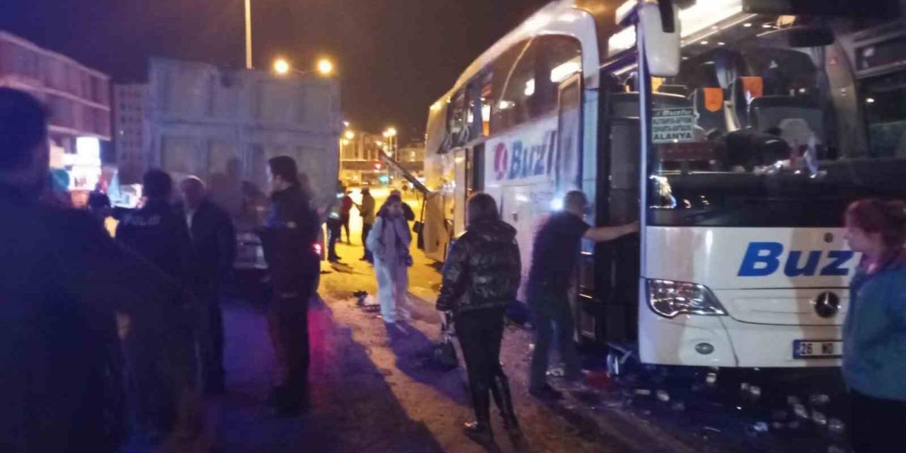 Antalya’da Otobüs Ve Hafriyat Kamyonu Çarpıştı: 4 Yaralı