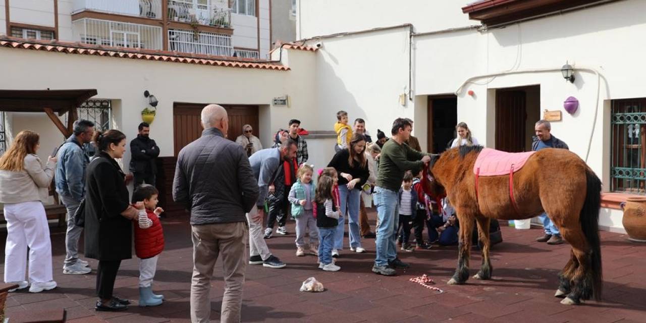 Şehzadeler’in Minikleri Hayvan Sevgisini Öğrendi